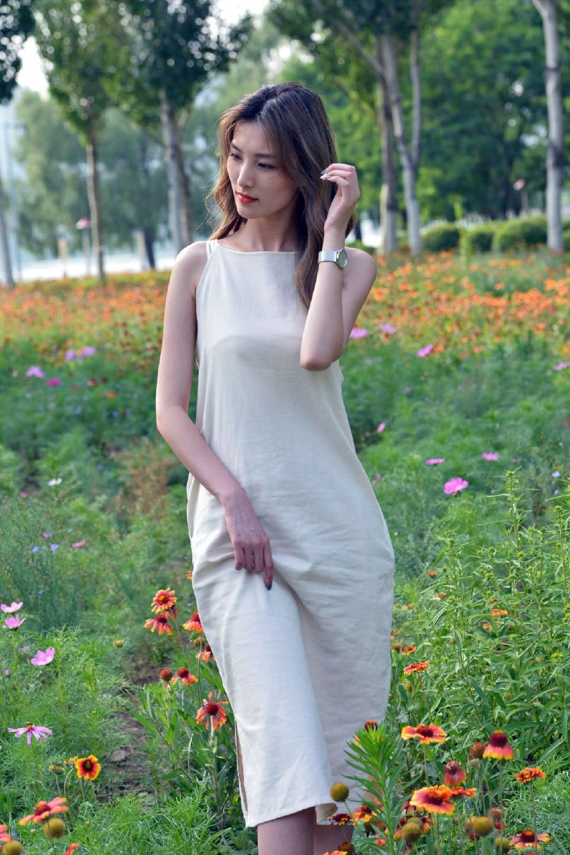 夏季户外绿地拍摄长腿小姐姐