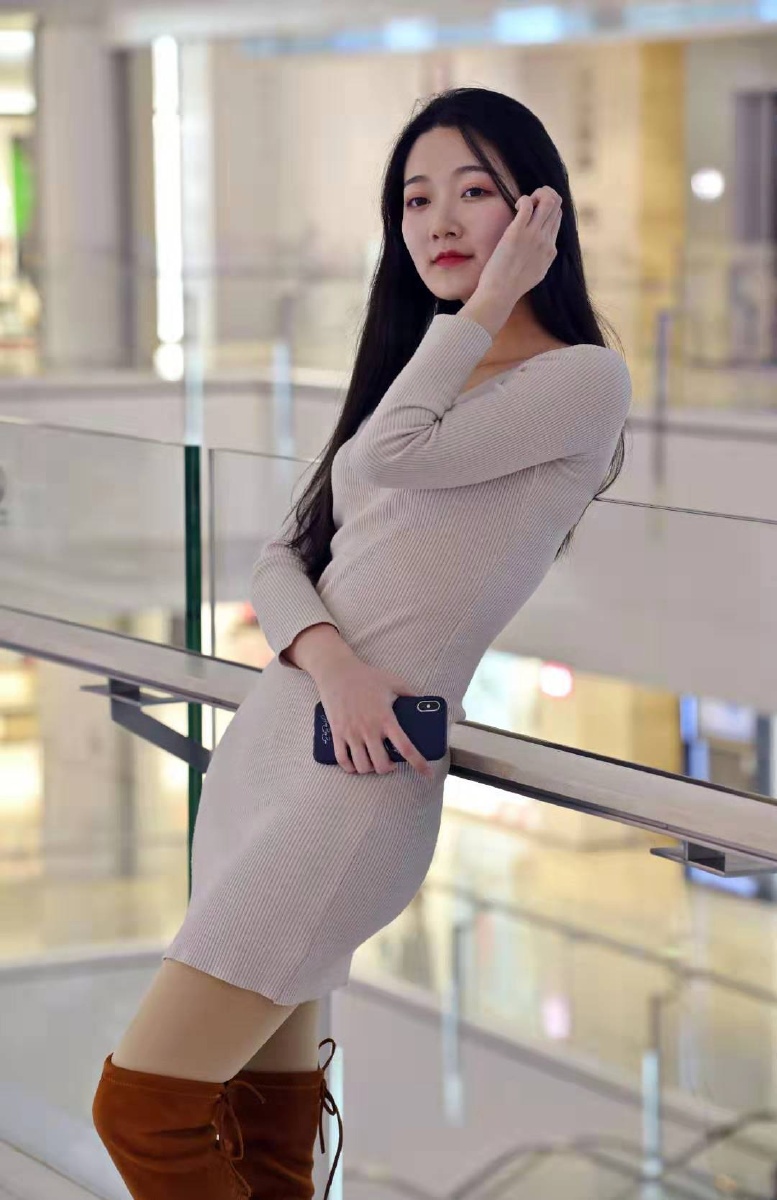 商场内拍摄温柔可爱小姐姐