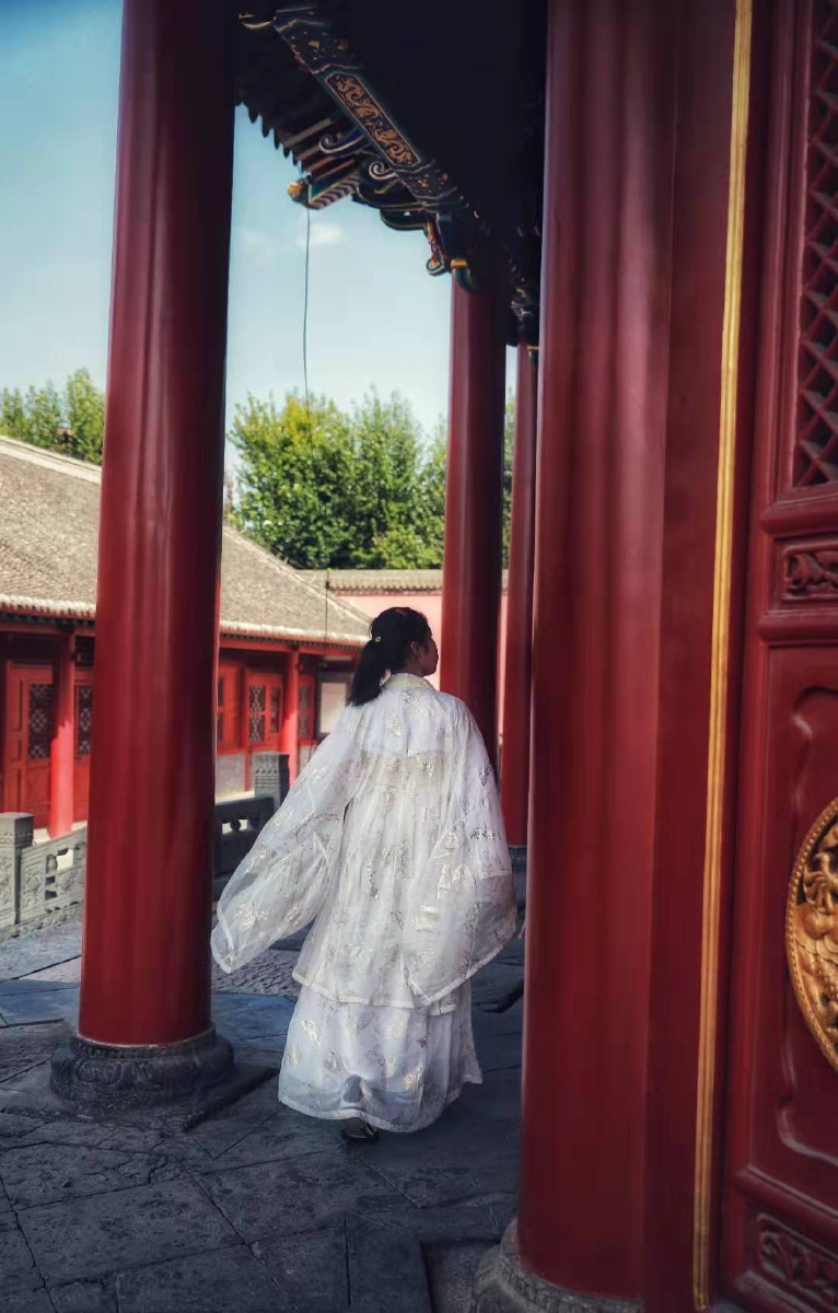 古建筑内拍摄古风汉服小姐姐