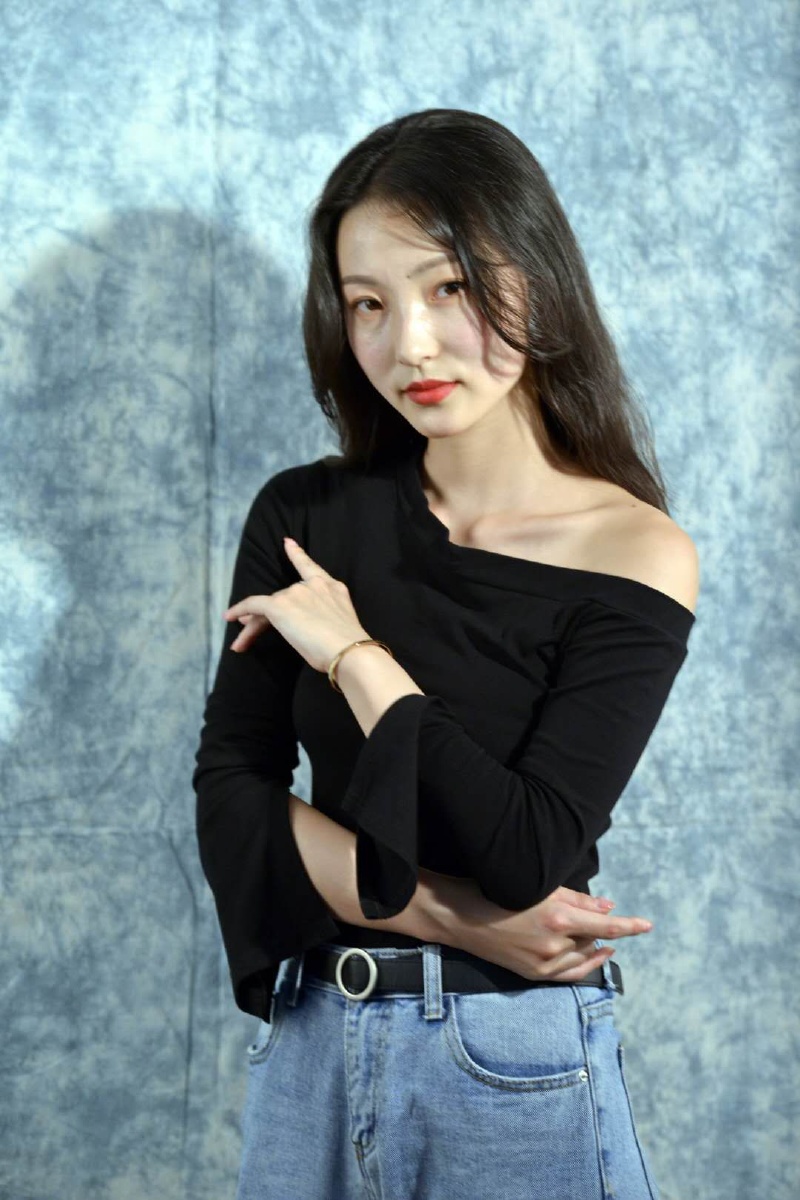室内拍摄黑色衣服小姐姐
