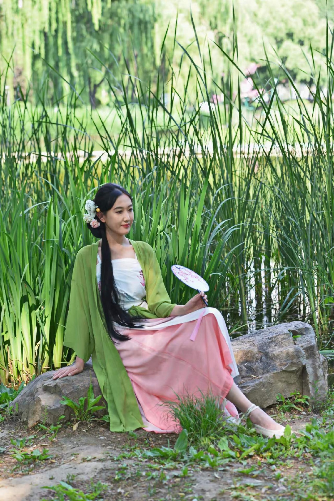 夏季公园内拍摄长裙小姐姐