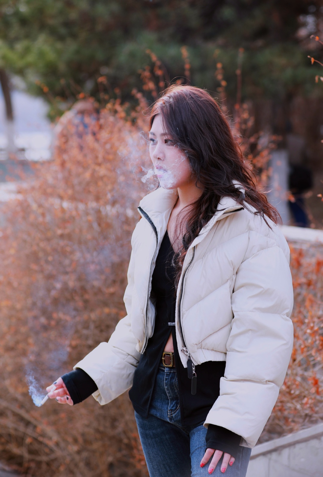 春季公园内拍摄抽烟女孩儿