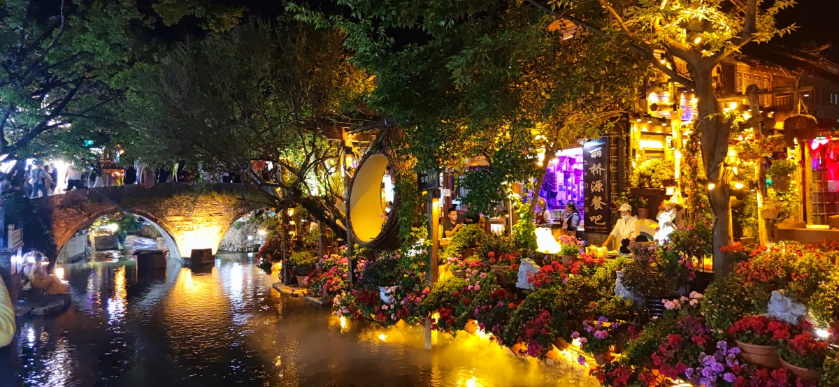 打卡丽江古城夜景景色伊人衬托着丽江的魅丽江的炫