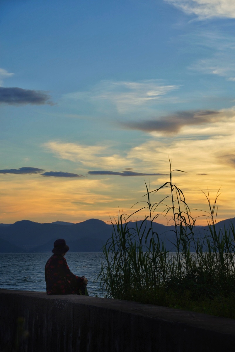一个人孤独的看风景图片看着远方的伤感背影图片坐着看着远方的图片