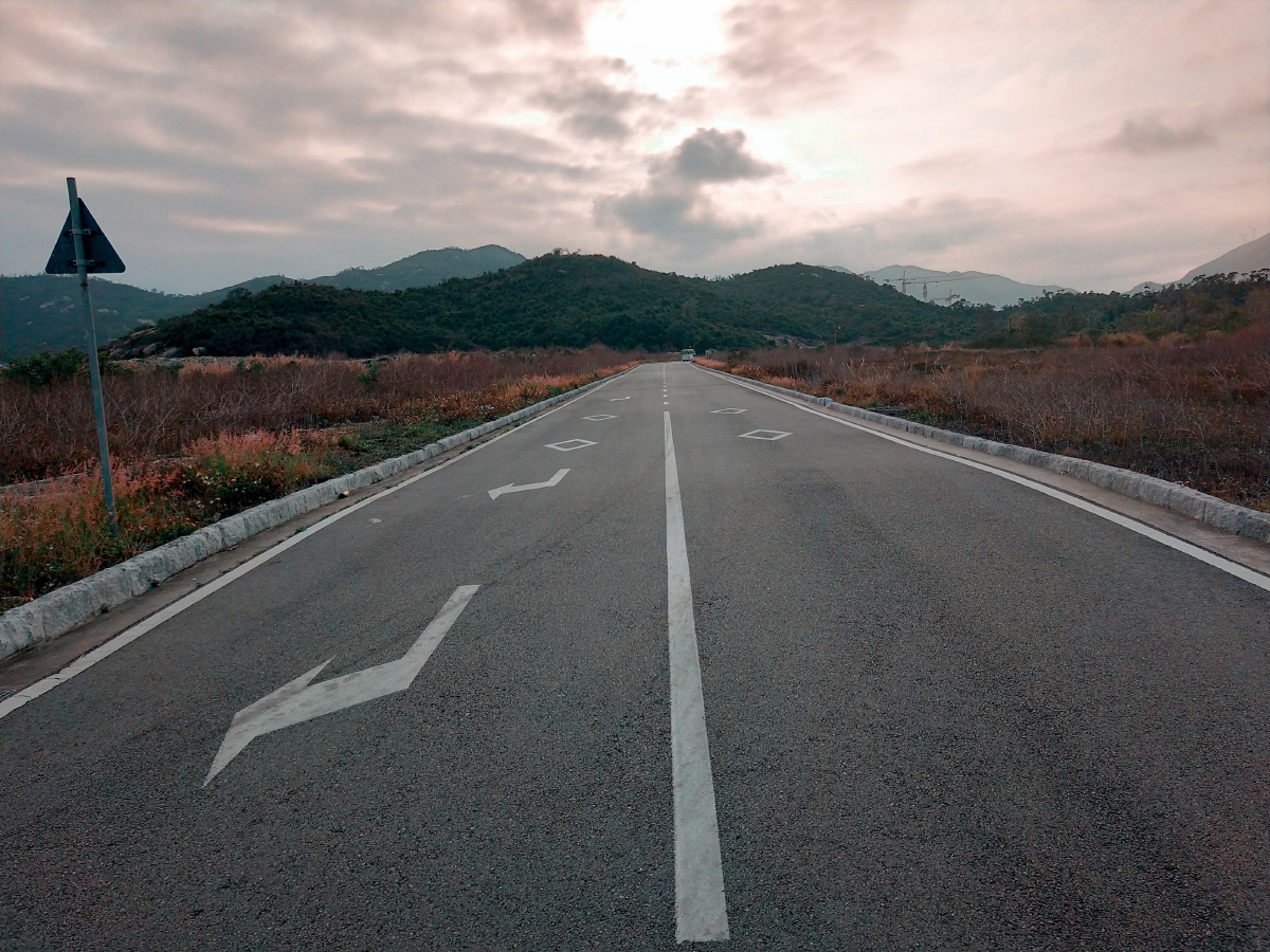 行走在无人公路,此时正渴望拥挤的城市.