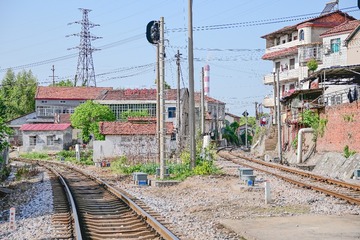 387945