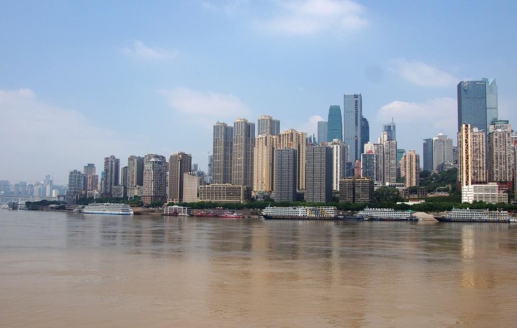 长江洪峰退潮后的重庆南滨路