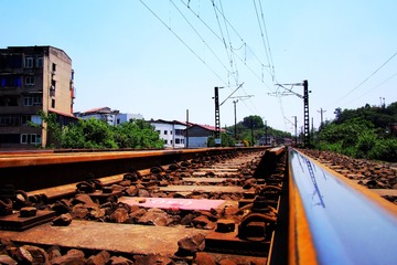 600447