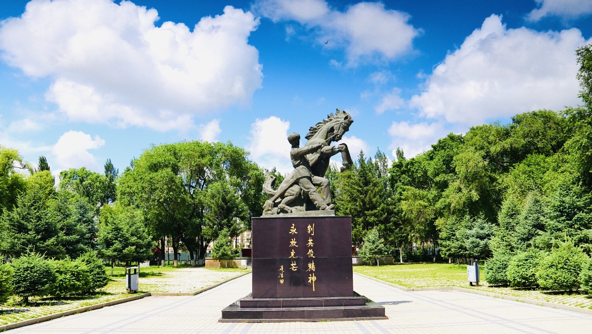 刘英俊(1945年5月~1966年3月15日) ,解放军战士,拦惊马救儿童壮烈牺牲