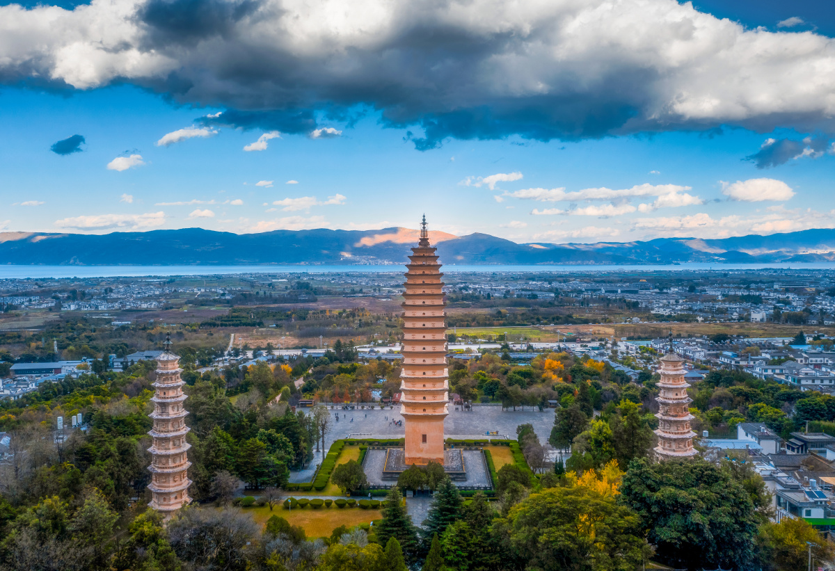 航拍云南大理三塔城市建筑和洱海风光 - 旅行摄影杨小蟹 - 图虫