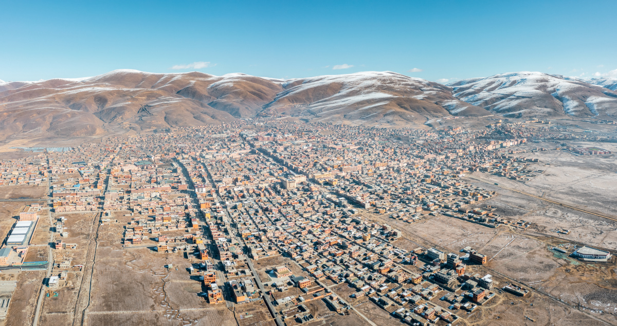 航拍中国四川理塘县城雪景全景城市风光
