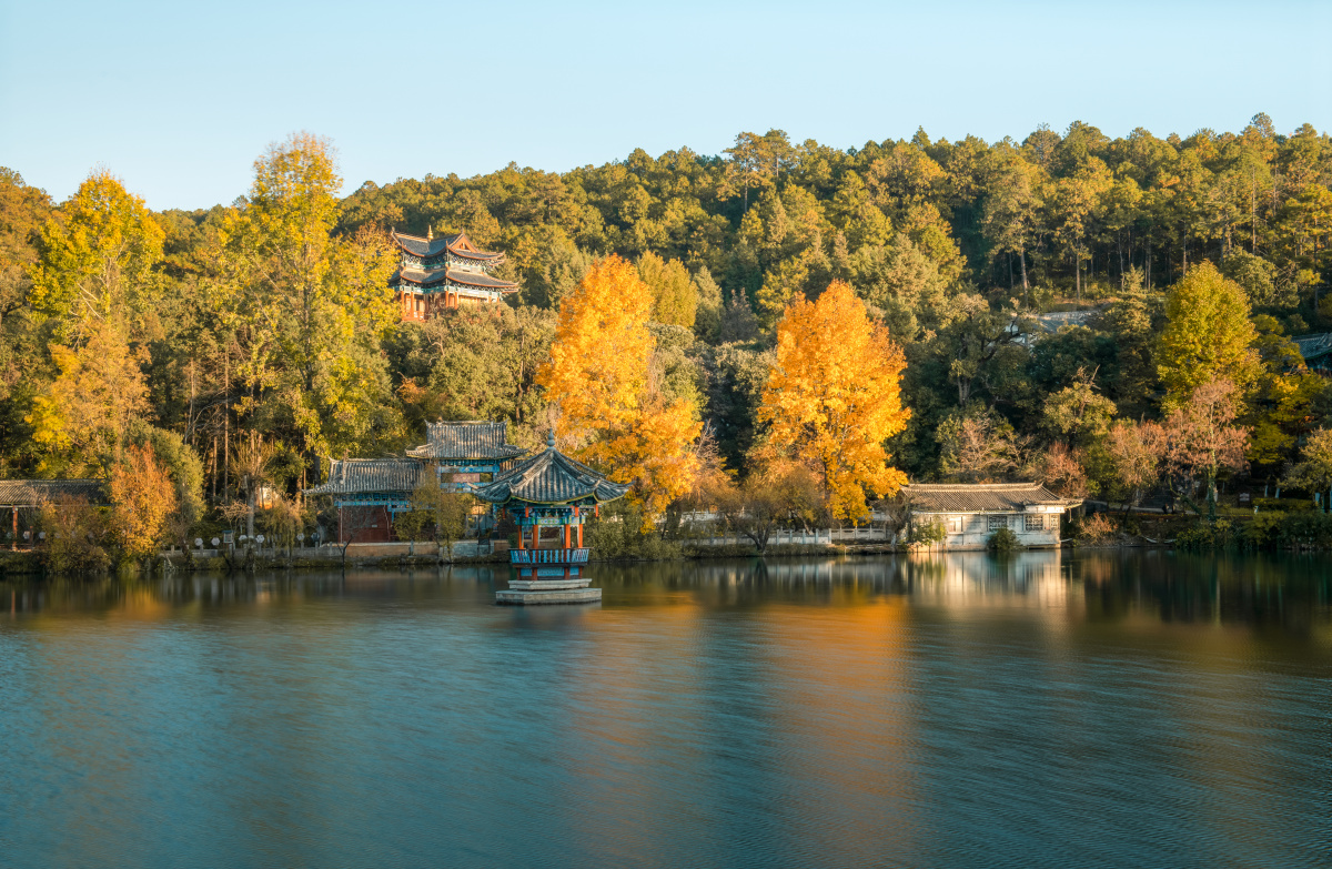 云南丽江黑龙潭公园湖泊秋色古建筑风光
