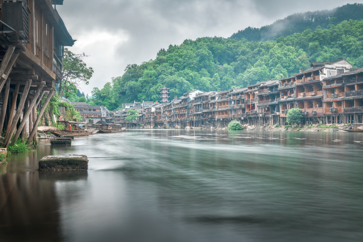 湘西凤凰古城沱江烟雨朦胧风光