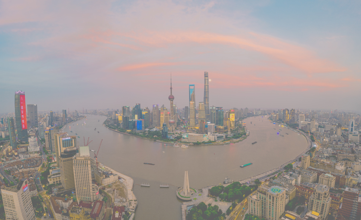 中国上海市外滩陆家嘴东方明珠塔最美晚霞