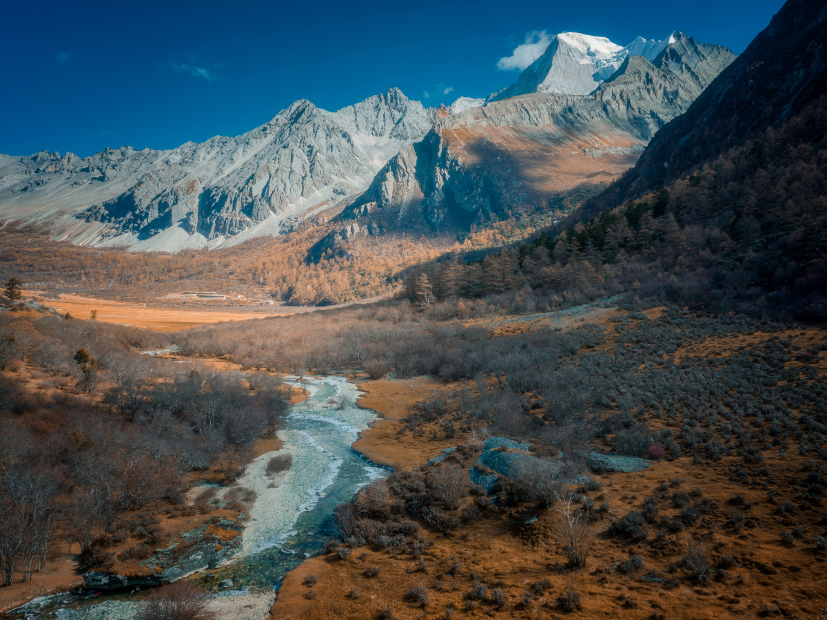 中国四川甘孜州稻城亚丁雪山风光