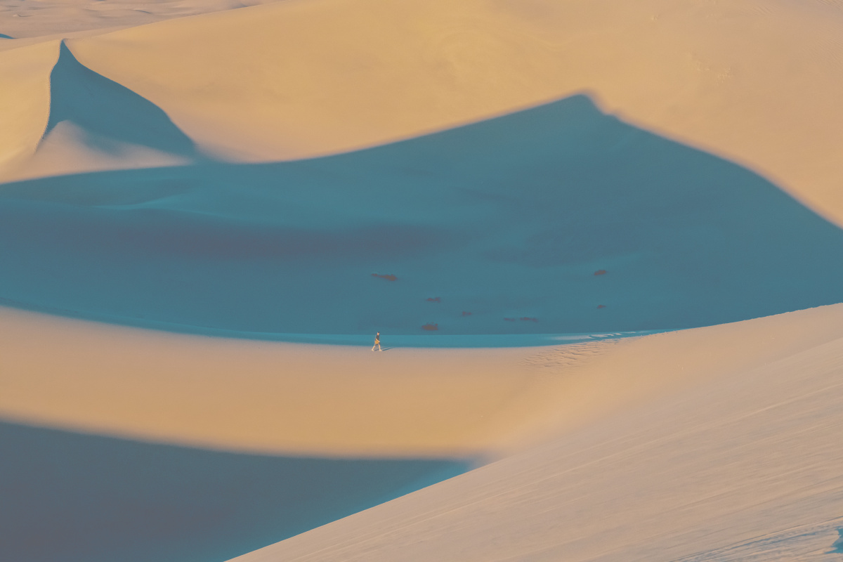 中国甘肃酒泉敦煌鸣沙山日落