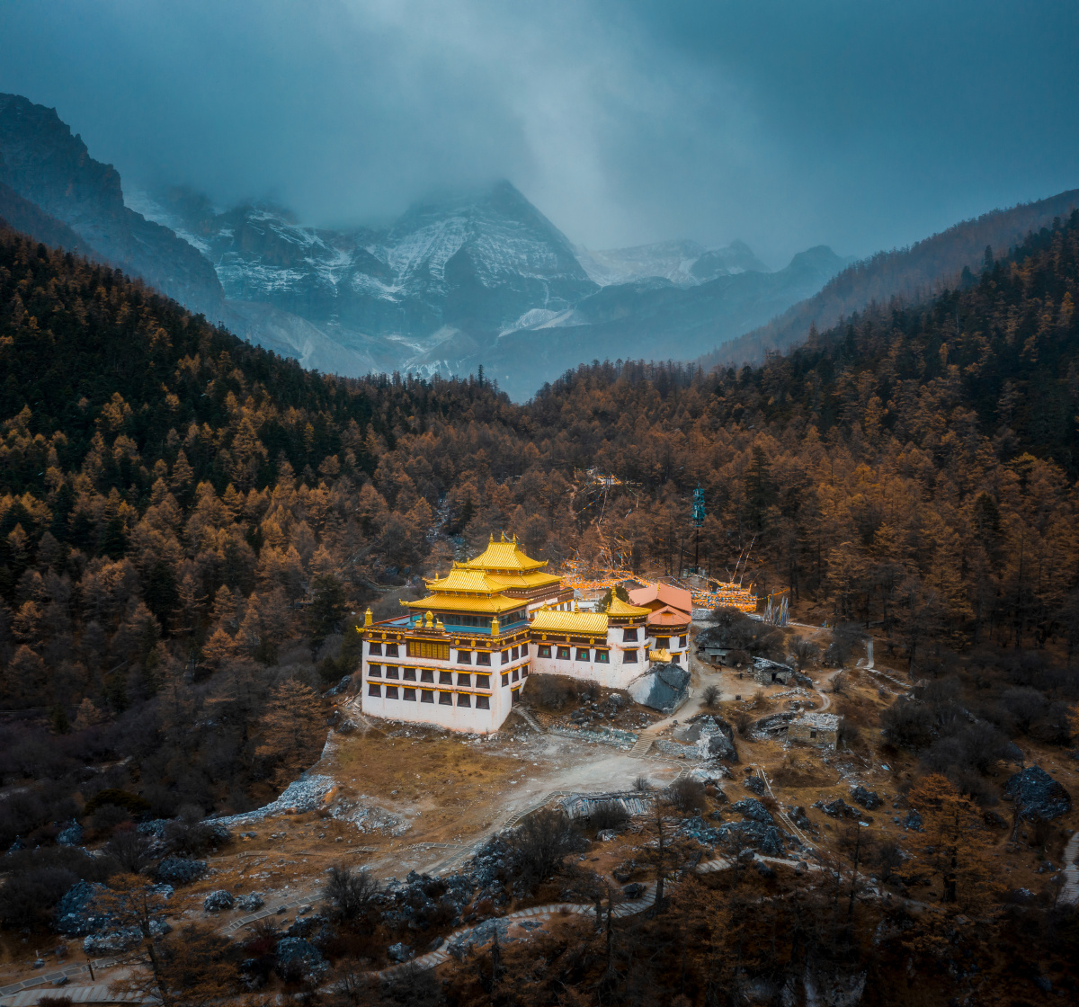 中国四川甘孜州稻城亚丁冲古寺雪山风光