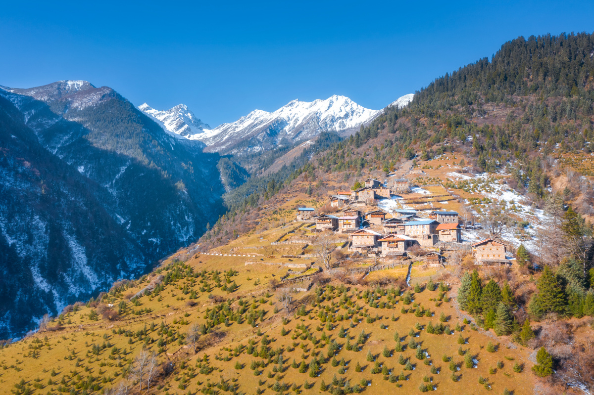 中国四川乡村达古冰川冬季雪景