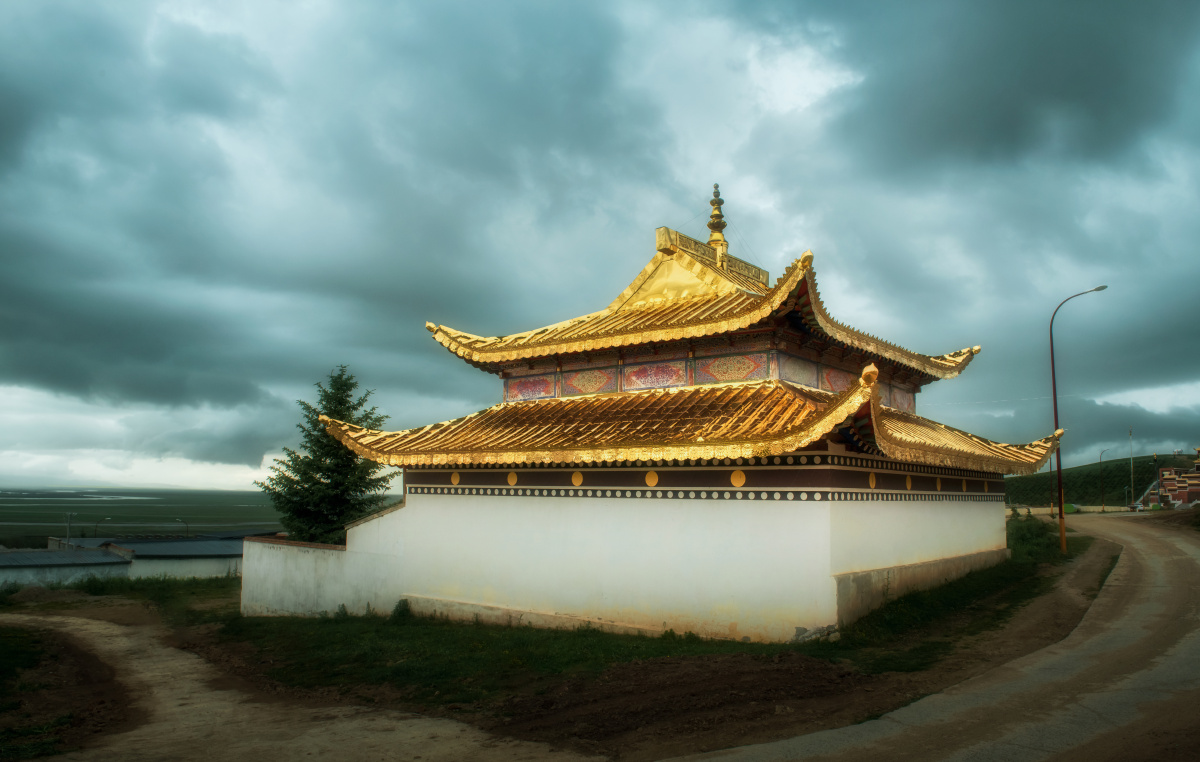 阿坝唐克镇阴雨天寺庙建筑风光