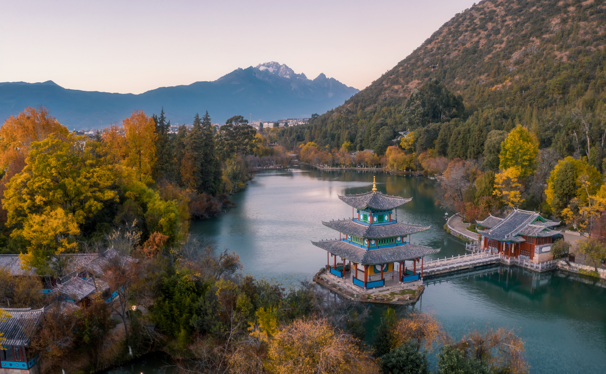 航拍云南丽江黑龙潭远眺玉龙雪山自然风光