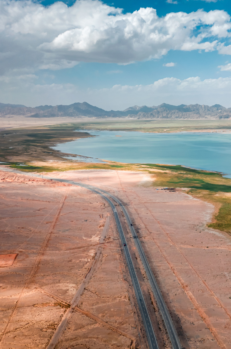 青海215国道大柴旦小柴旦湖蓝天白云自然风光
