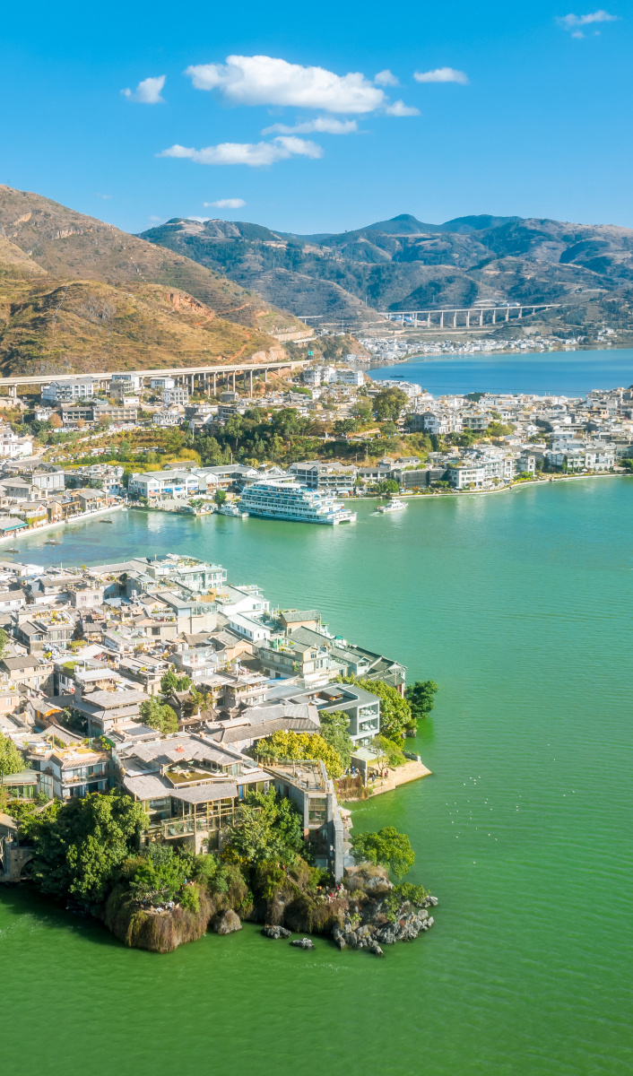 航拍大理双廊古镇洱海蓝天白云风光