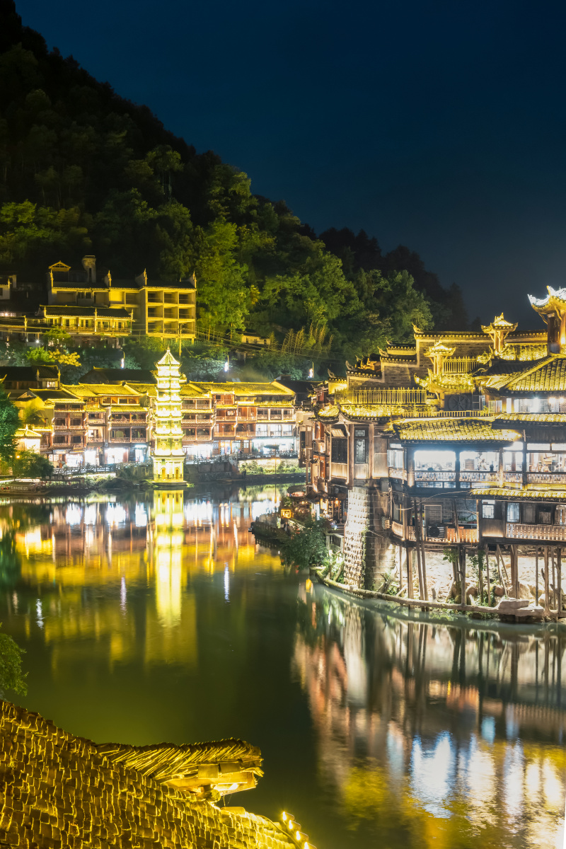 湘西凤凰古城夜景沱江夜色城市建筑风光