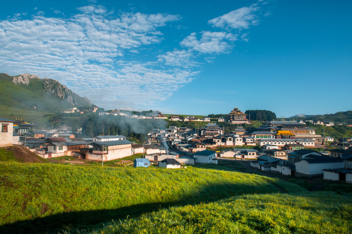 四川阿坝郎木寺乡村春天的清晨