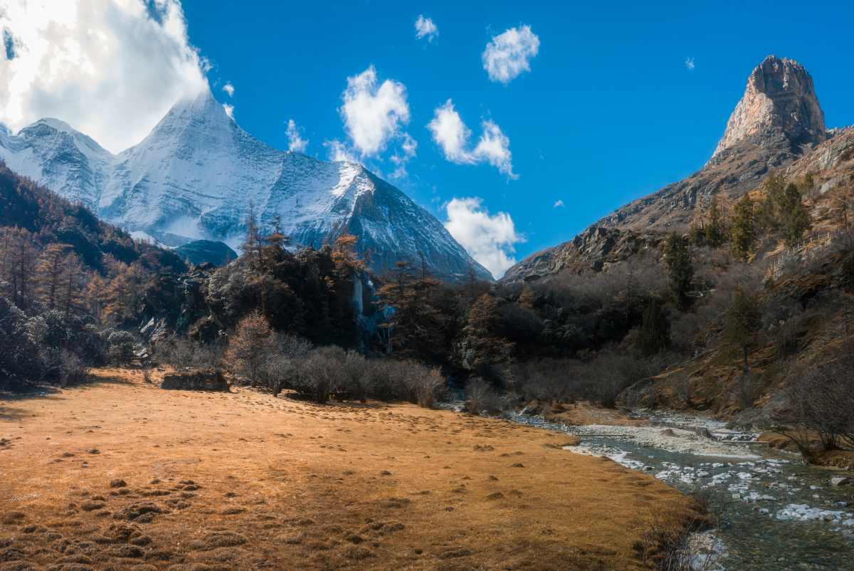 四川甘孜州稻城亚丁风景区雪山风光