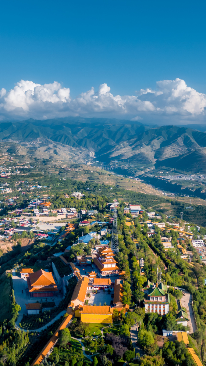 航拍甘肃兰州兰山公园蓝天白云自然风光