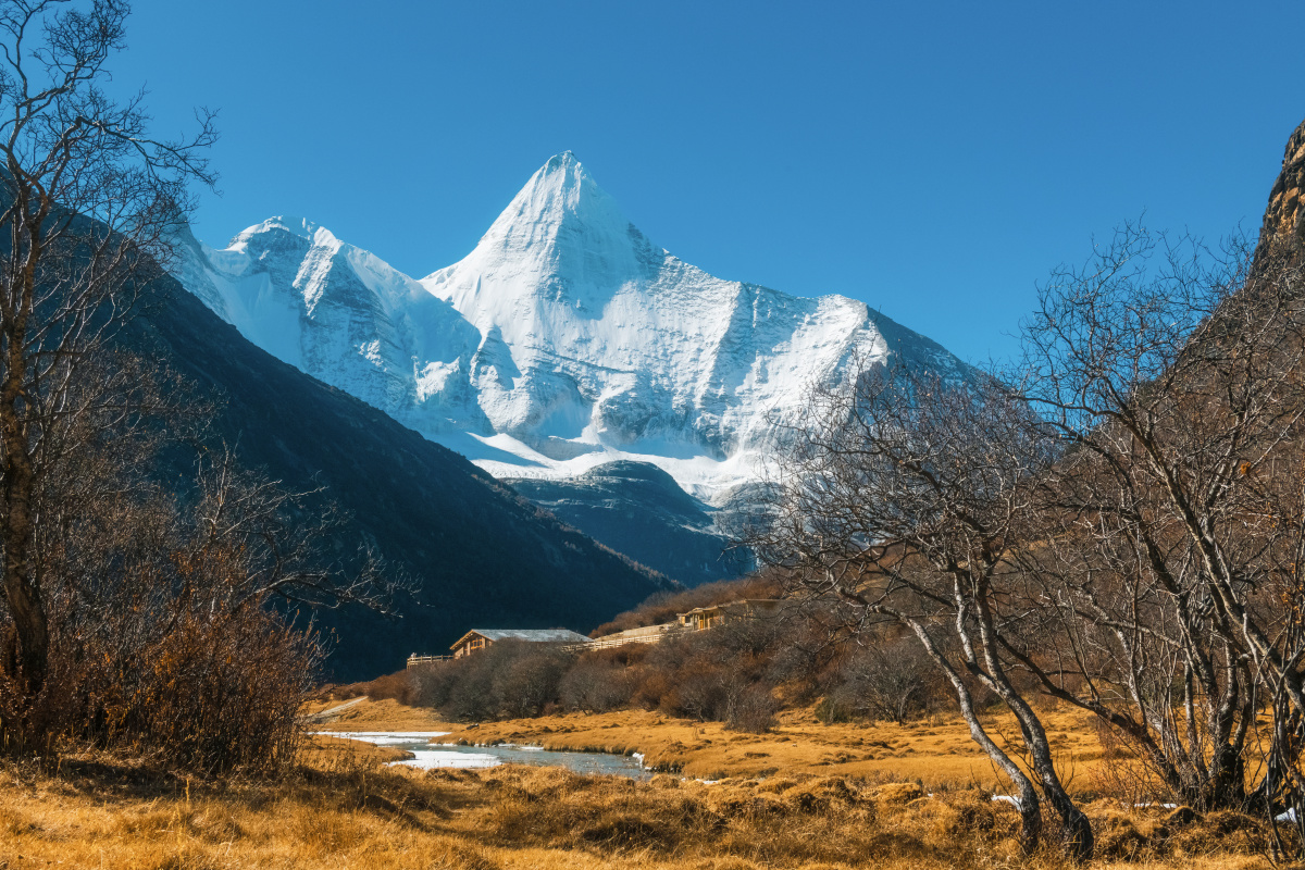 中国四川甘孜州稻城亚丁雪山风光