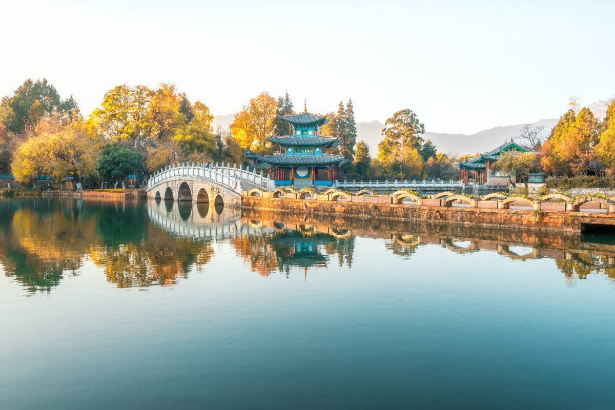 中国云南丽江黑龙潭公园秋色楼阁建筑风光