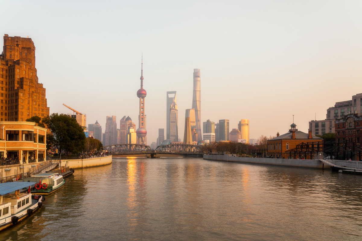 中国上海外滩东方明珠塔城市建筑日落夕阳