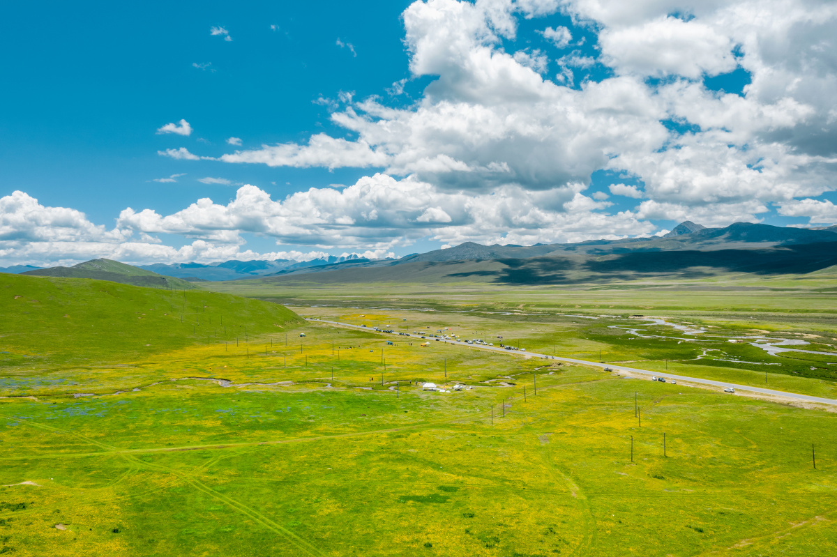 航拍理塘毛垭大草原夏季蓝天白云自然风光