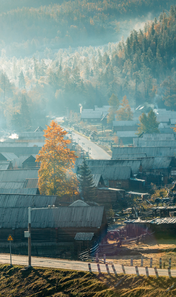 新疆阿尔泰白哈巴村清晨秋天秋色自然风光