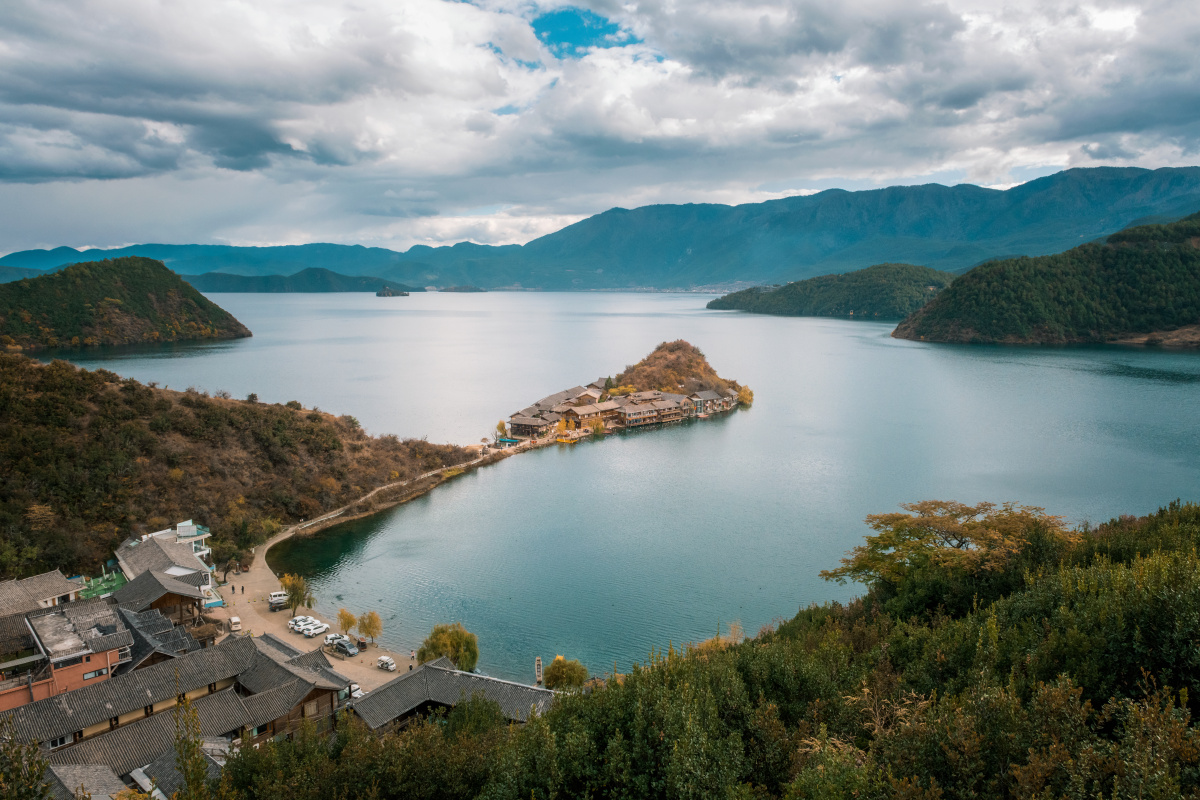 航拍中国云南泸沽湖大洛水村秋色自然风光