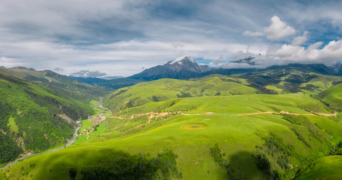 航拍理塘格聂之眼雪山夏季高山草甸自然风光