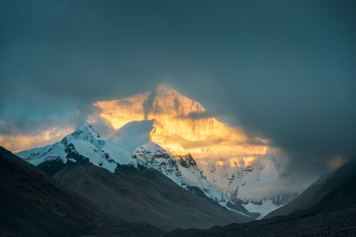 中国西藏日喀则珠穆朗玛峰日照金山风光