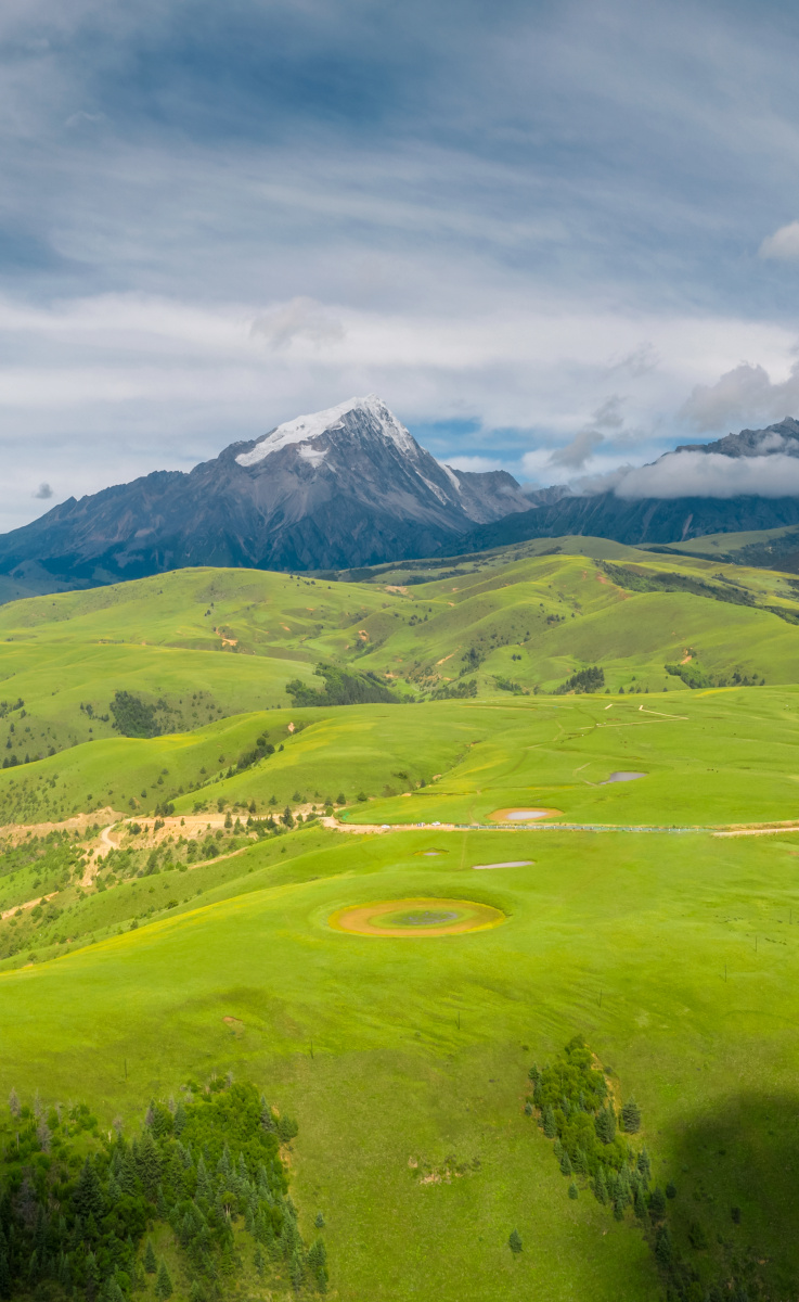 航拍理塘格聂之眼雪山夏季高山草甸自然风光