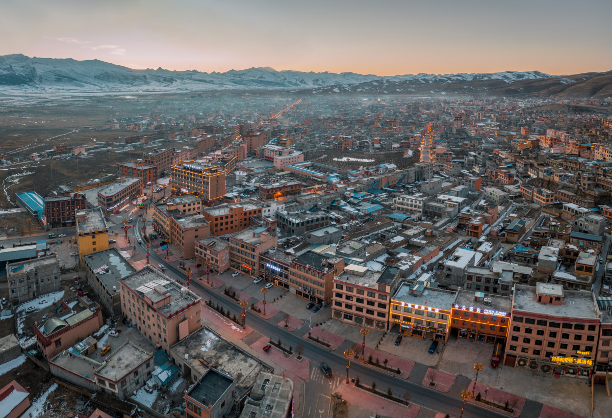 航拍中国四川理塘县城夜景和雪山雪景风光