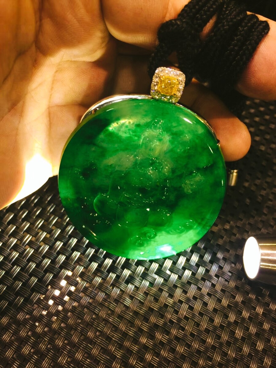 翡翠手镯怎么会有荧光
