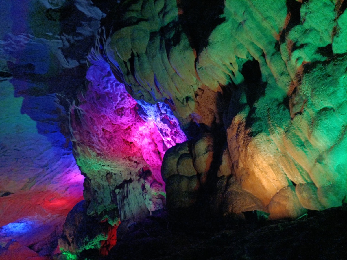 第一次漂流真刺激啊万华岩溶洞