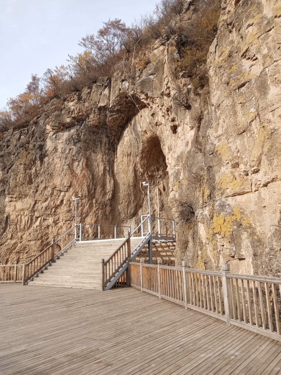 山西吕梁市闹泥山庄一处风景玻璃桥山间小屋