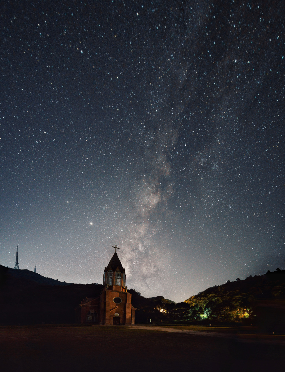 星空下的教堂带着浪漫