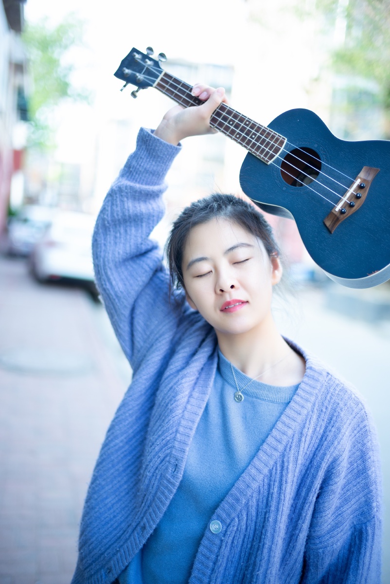 弹尤克里里的女孩