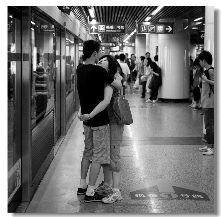 IMG_0642-2中<br />
黑白 南京 地铁 情侣