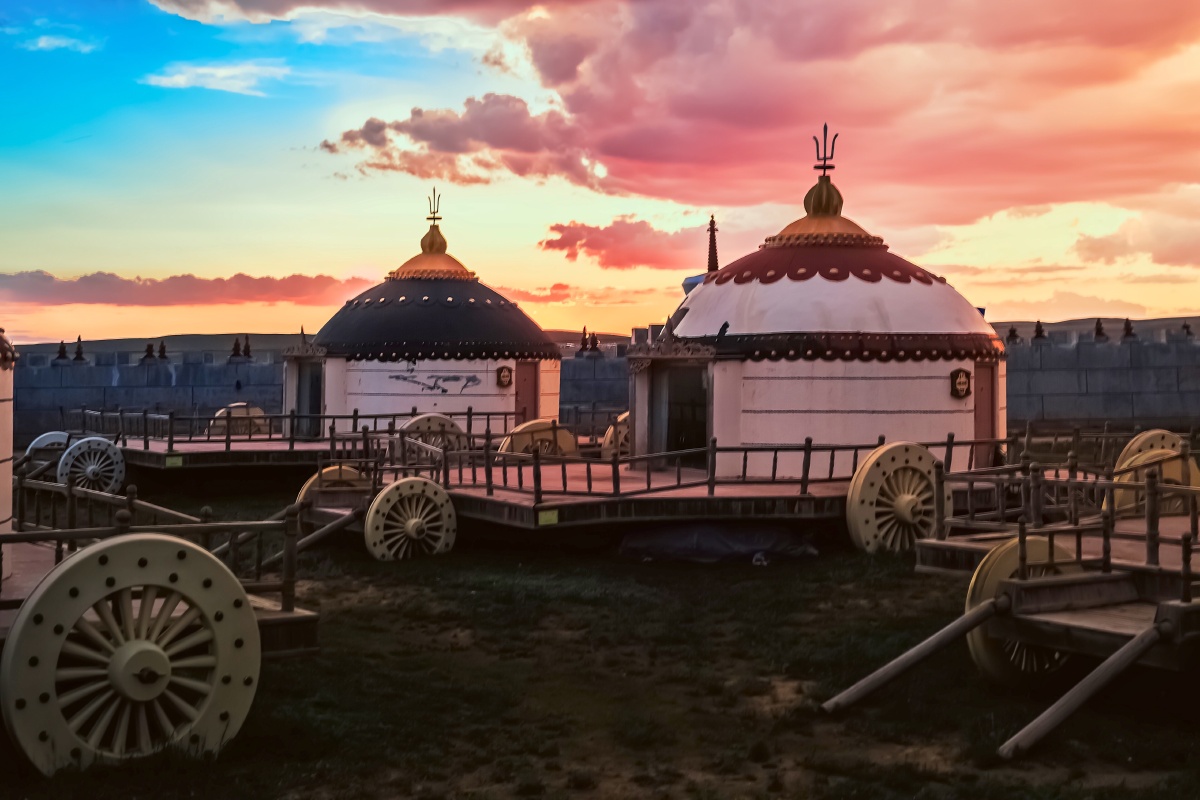 夕阳下的蒙古包