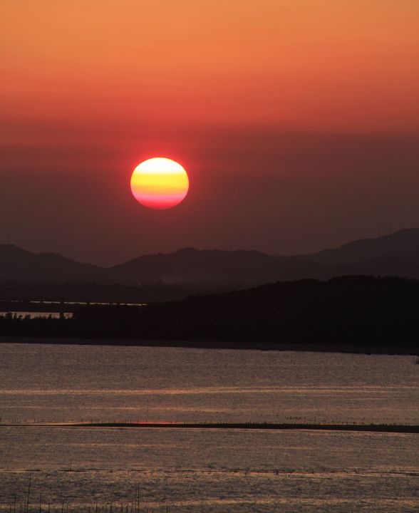 太阳快要下山了 br /> 海平面上的太阳,慢慢降下去了