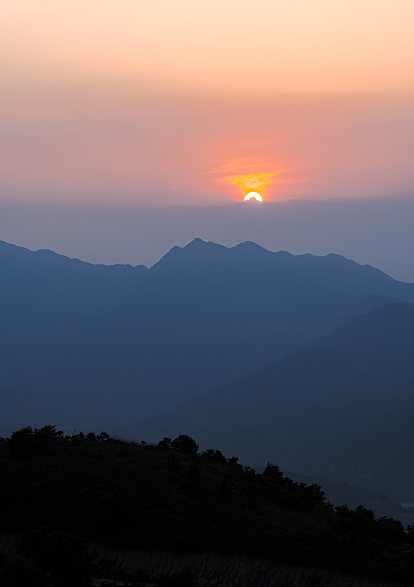 落日彤彤,群山隐隐