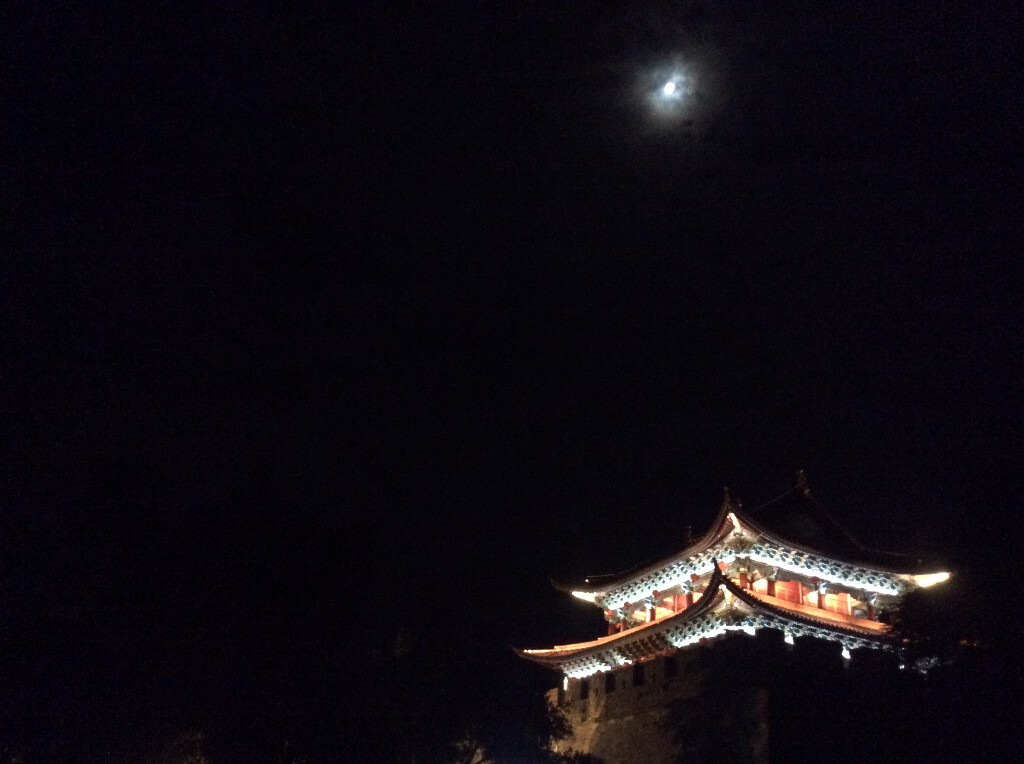 大理城的黑夜<br />
静的夜<br />
我却好像刚醒过来<br />
没有了白天的闷热和昏沉<br />
黑夜让我想起了你 <br />
这时<br />
缓缓清风吹来 神清气爽<br />
好似你在对我笑